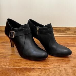 VINCE CAMUTO Women's 8.5 Black Leather Vonilesa Ankle Bootie Kitten Almond Toe